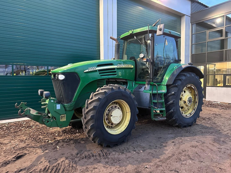 John Deere 7720 PowerQuad - NO TLS - Traktors: foto 1 John Deere 7720 PowerQuad - NO TLS - Traktors: foto 1