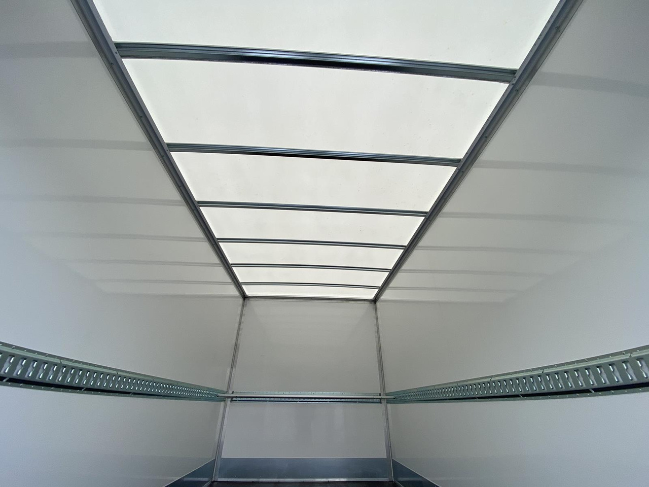 Jaunā Furgons ar slēgtā virsbūve CITROEN JUMPER L4 1+2, 180PS, 2.2L | ALU-BOX 4200mm + LADERAMPE + LAGER: foto 15