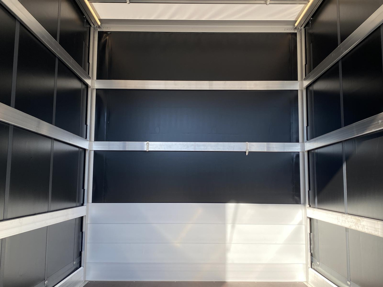 Jaunā Furgons ar tentu IVECO DAILY 35S18HP D30C | PRITSCHE PLANE + SCHLAFKABINE + LADERAMPE: foto 10 Jaunā Furgons ar tentu IVECO DAILY 35S18HP D30C | PRITSCHE PLANE + SCHLAFKABINE + LADERAMPE: foto 10