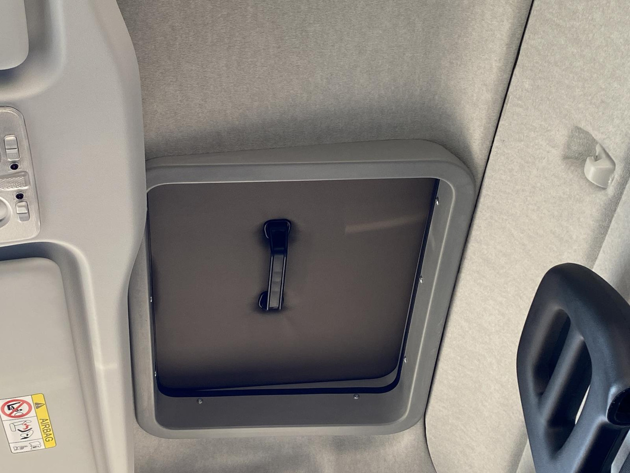 Jaunā Furgons ar tentu IVECO DAILY 35S18HP D30C | PRITSCHE PLANE + SCHLAFKABINE + LADERAMPE: foto 8 Jaunā Furgons ar tentu IVECO DAILY 35S18HP D30C | PRITSCHE PLANE + SCHLAFKABINE + LADERAMPE: foto 8