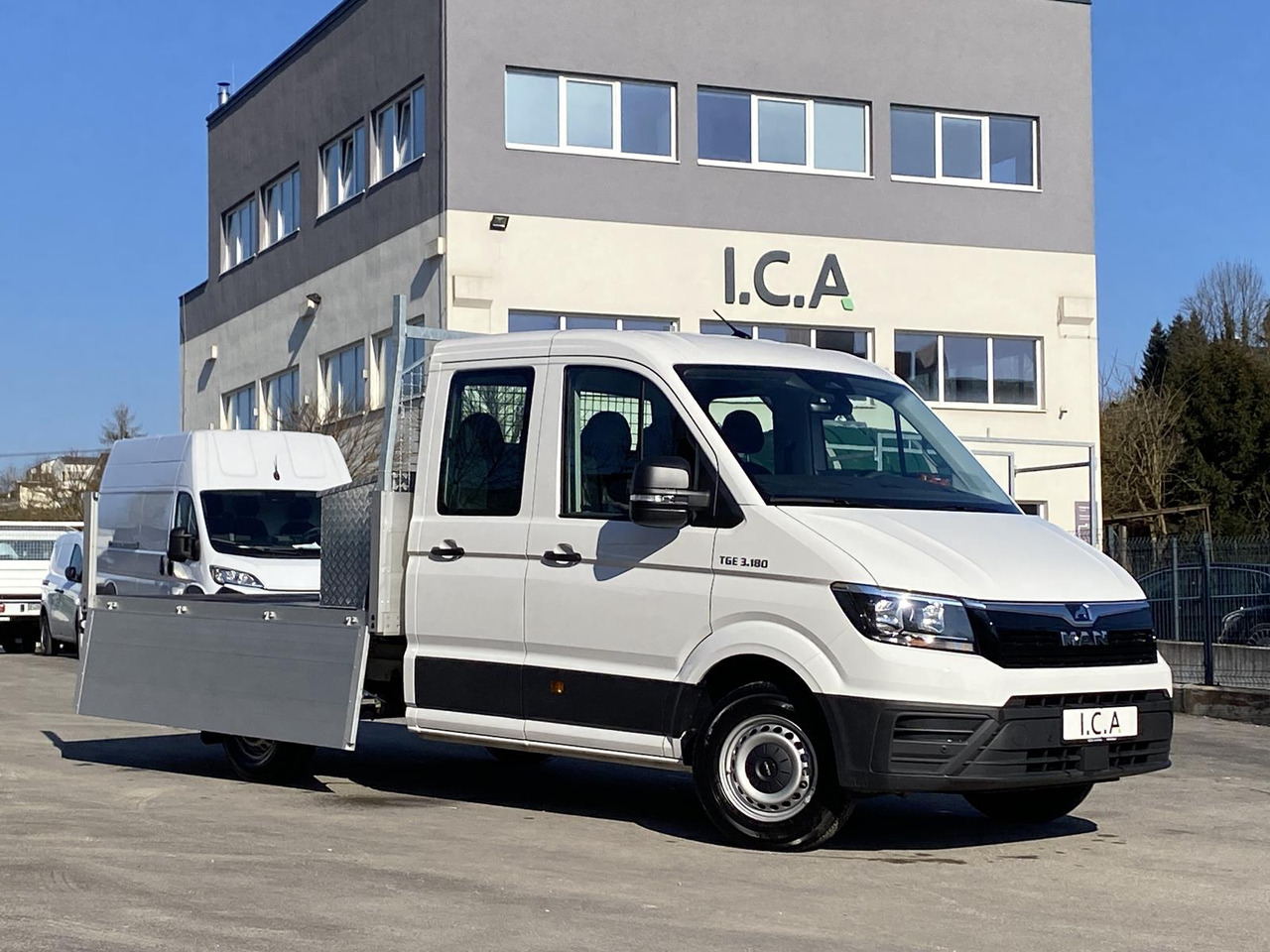 MAN TGE 3.180 DOKA 1+6 3640MM | OFFENE PRITSCHE + ALU KOFFER AUF DER PRITSCHE - Automašīna ar kravas platformu: foto 2 MAN TGE 3.180 DOKA 1+6 3640MM | OFFENE PRITSCHE + ALU KOFFER AUF DER PRITSCHE - Automašīna ar kravas platformu: foto 2