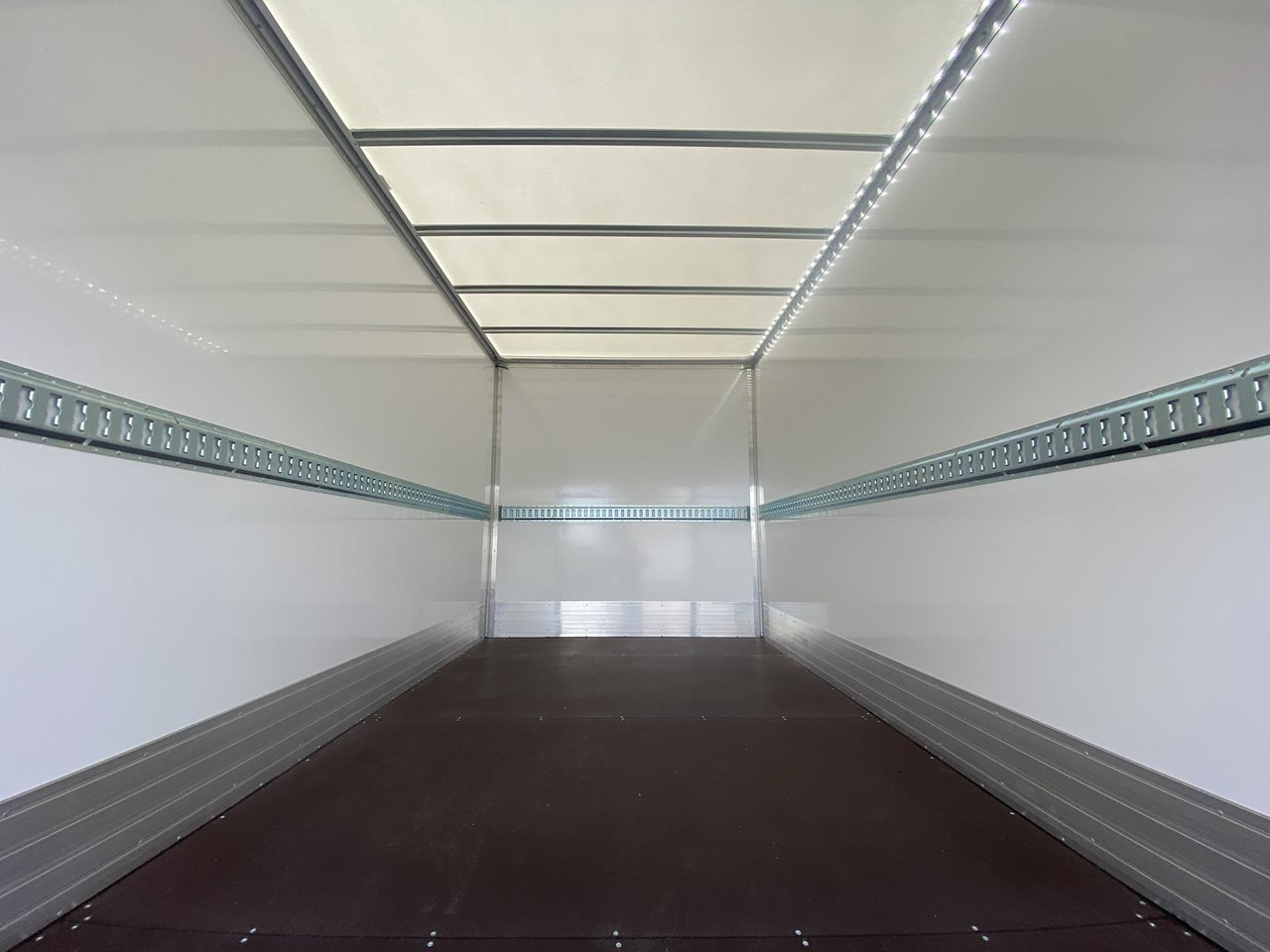 MAN TGE 3.180 RS4490 1+2, 180PS, 2.0L | ALU-BOX 4200mm + LADERAMPE līzingu MAN TGE 3.180 RS4490 1+2, 180PS, 2.0L | ALU-BOX 4200mm + LADERAMPE: foto 10