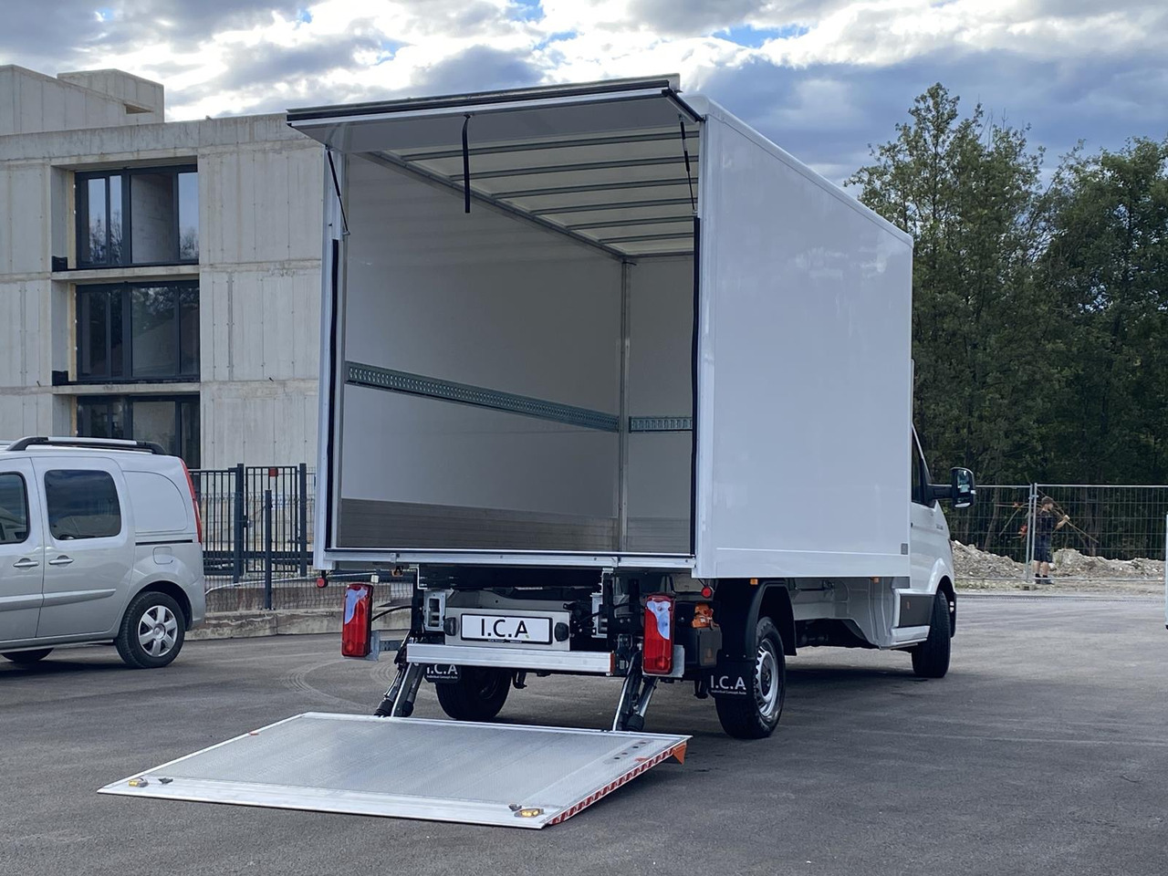MAN TGE 3.180 RS4490 1+2, 180PS, 2.0L | ALU-BOX 4200mm + LADERAMPE - Furgons ar slēgtā virsbūve: foto 1 MAN TGE 3.180 RS4490 1+2, 180PS, 2.0L | ALU-BOX 4200mm + LADERAMPE - Furgons ar slēgtā virsbūve: foto 1