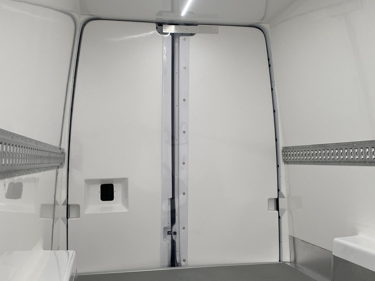 MERCEDES-BENZ SPRINTER 317 CDI L4H3 170PS AUTOMATIK FRISCHDIENST + KONVEKTA FK 3022 12-220V līzingu MERCEDES-BENZ SPRINTER 317 CDI L4H3 170PS AUTOMATIK FRISCHDIENST + KONVEKTA FK 3022 12-220V: foto 16