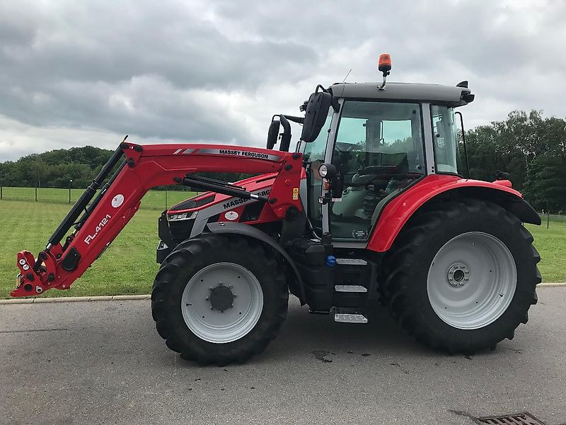 Massey Ferguson MF 5S.145 Dyna-6 "Efficient" - Traktors: foto 5 Massey Ferguson MF 5S.145 Dyna-6 "Efficient" - Traktors: foto 5