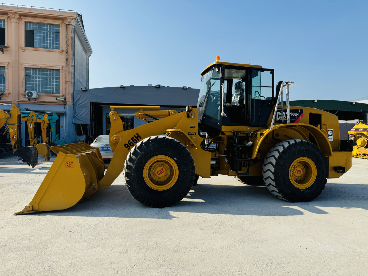 Caterpillar CAT 966 966H 966F 966G 6 Ton Wheel Loader and Similar Used Loaders 5 ton 6 Ton Are in Stock - Riteņu iekrāvējs: foto 1 Caterpillar CAT 966 966H 966F 966G 6 Ton Wheel Loader and Similar Used Loaders 5 ton 6 Ton Are in Stock - Riteņu iekrāvējs: foto 1