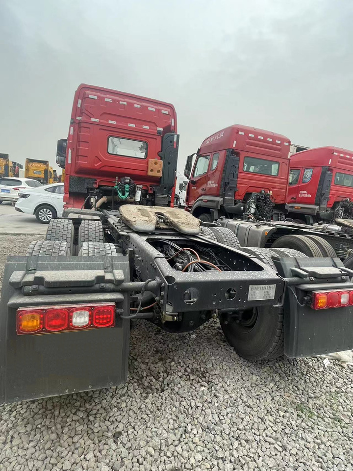 Shacman Slightly Used X3000 X5000 (6*4) Semi Truck Head Tractor Head Tipper Head - Vilcējs: foto 4 Shacman Slightly Used X3000 X5000 (6*4) Semi Truck Head Tractor Head Tipper Head - Vilcējs: foto 4