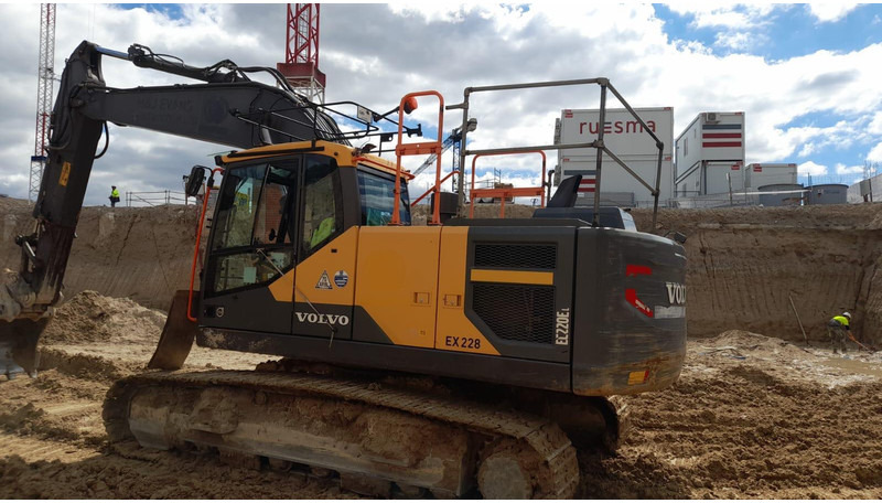 Volvo EC220EL - Kāpurķēžu ekskavators: foto 1 Volvo EC220EL - Kāpurķēžu ekskavators: foto 1
