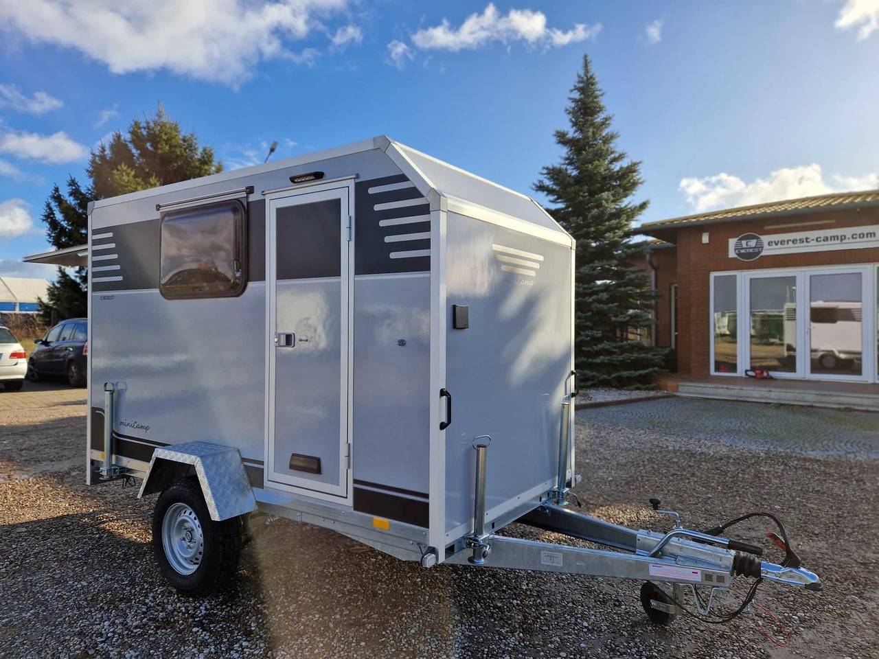 Minicamp Everest Lekki mały kemping camper DMC 600 do 1000kg NOWA - Dzīvojamais treileris: foto 1 Minicamp Everest Lekki mały kemping camper DMC 600 do 1000kg NOWA - Dzīvojamais treileris: foto 1