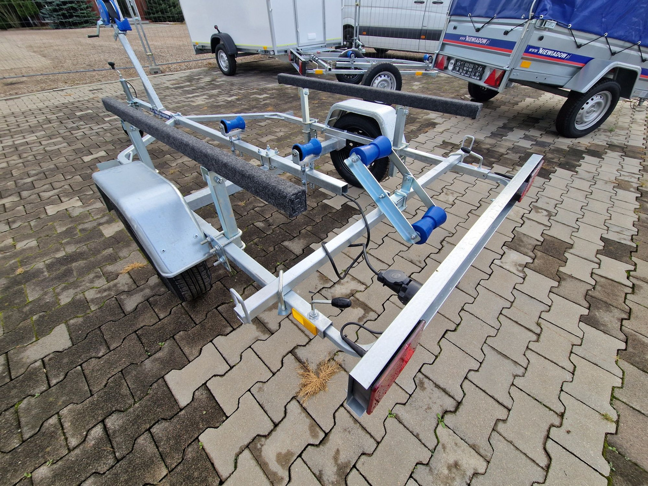 Nowa Przyczepa 2025 Podłodziowa ponton łódź Niewiadów P400 P415 do 6m - Piekabe autovedējs: foto 2 Nowa Przyczepa 2025 Podłodziowa ponton łódź Niewiadów P400 P415 do 6m - Piekabe autovedējs: foto 2