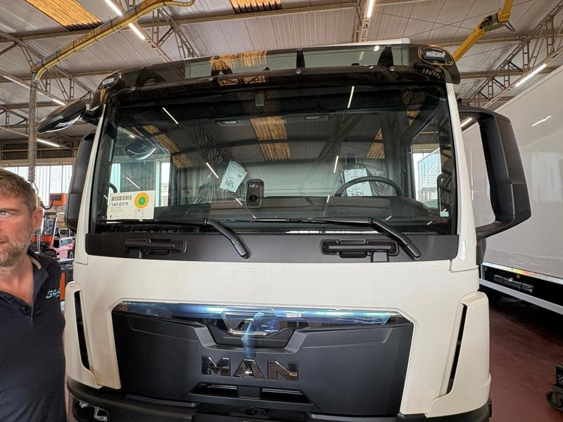 CUBO CON PEDANA 4x2 250hp MAN TGL 12.250 4x2 BL CH - Kravas automašīna ar slēgto virsbūvi: foto 3 CUBO CON PEDANA 4x2 250hp MAN TGL 12.250 4x2 BL CH - Kravas automašīna ar slēgto virsbūvi: foto 3