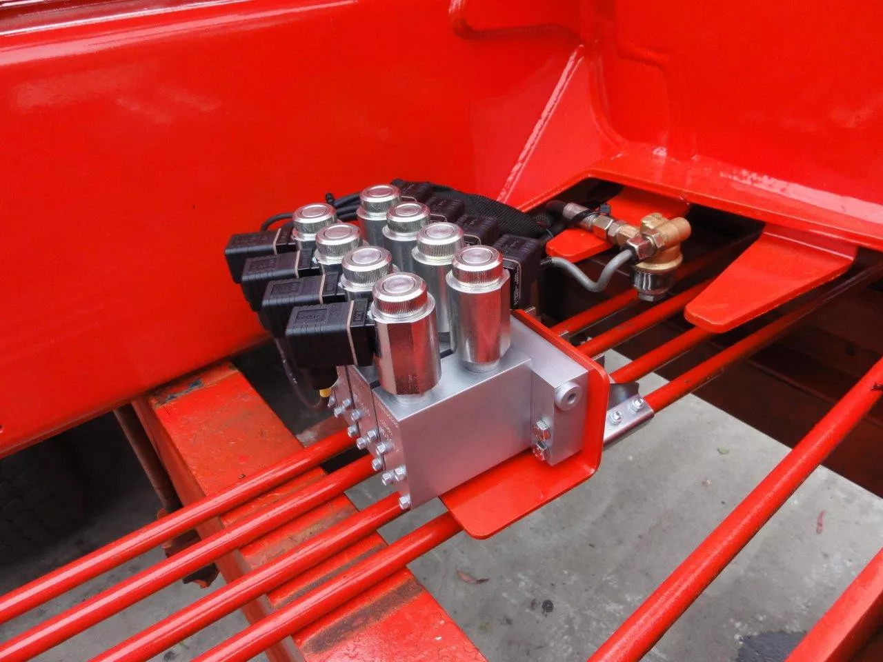 Actuator block MOD 10 for 6 function12/ 24VDC Retrofit Kit for crane with valve without solenoids Fassi Hiab Palfinger 12/24V - Celtniecības tehnika: foto 2 Actuator block MOD 10 for 6 function12/ 24VDC Retrofit Kit for crane with valve without solenoids Fassi Hiab Palfinger 12/24V - Celtniecības tehnika: foto 2