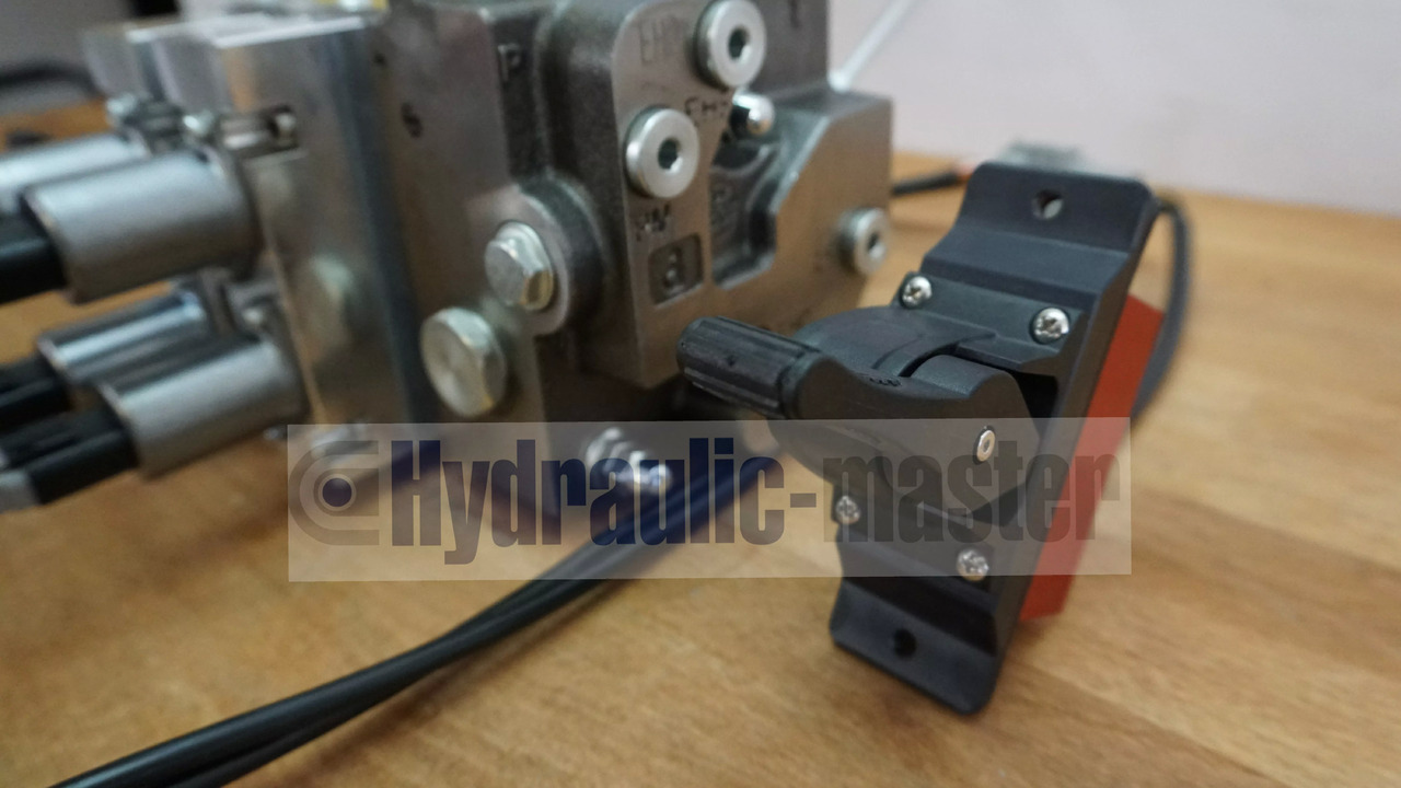 Full proportional valve 3 sections SPV 20-120 l/min 12 or 24 V plug and play det also available with Walvoil DPX100 - Frontālais iekrāvējs - Kravas automašīna: foto 2 Full proportional valve 3 sections SPV 20-120 l/min 12 or 24 V plug and play det also available with Walvoil DPX100 - Frontālais iekrāvējs - Kravas automašīna: foto 2