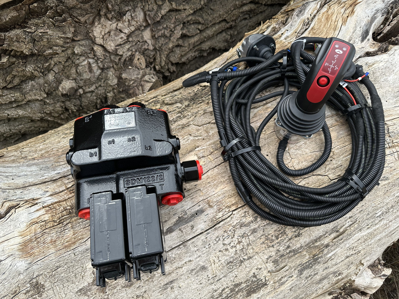 Walvoil SDM/DLM Allis-Chalmers, Case IH Magnum, Fiat, Ford - Frontālais iekrāvējs - Frontālais iekrāvējs: foto 3 Walvoil SDM/DLM Allis-Chalmers, Case IH Magnum, Fiat, Ford - Frontālais iekrāvējs - Frontālais iekrāvējs: foto 3