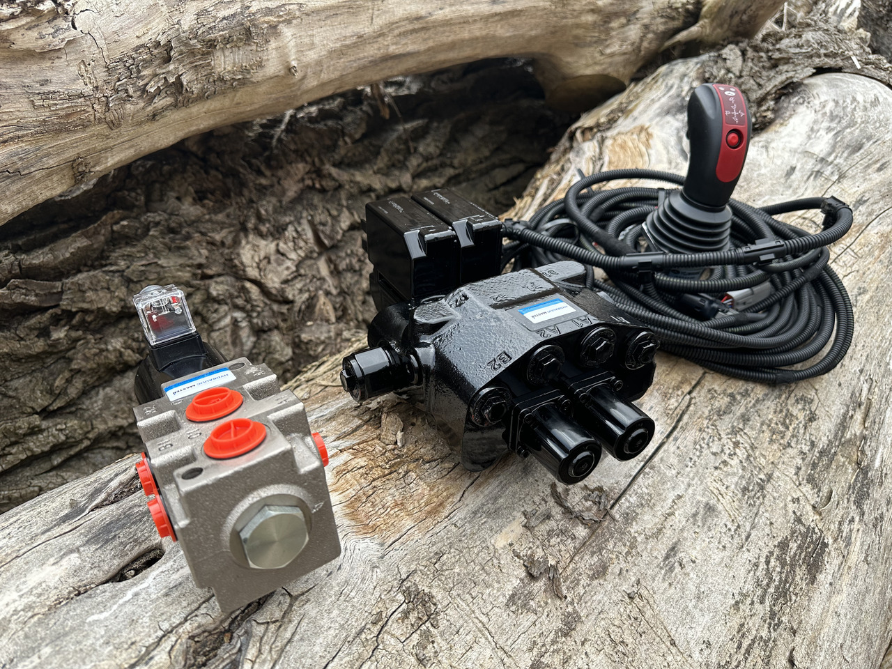 Walvoil SDM/DLM with 3rd function Case IH, International Harvester, John Deere, Kubota - Frontālais iekrāvējs - Frontālais iekrāvējs: foto 3 Walvoil SDM/DLM with 3rd function Case IH, International Harvester, John Deere, Kubota - Frontālais iekrāvējs - Frontālais iekrāvējs: foto 3