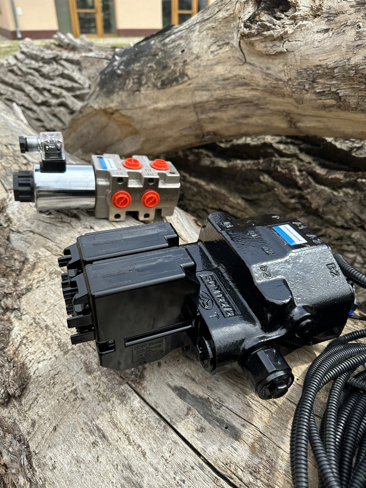 Walvoil SDM/DLM with 3rd function Case IH, International Harvester, John Deere, Kubota - Frontālais iekrāvējs - Frontālais iekrāvējs: foto 2 Walvoil SDM/DLM with 3rd function Case IH, International Harvester, John Deere, Kubota - Frontālais iekrāvējs - Frontālais iekrāvējs: foto 2