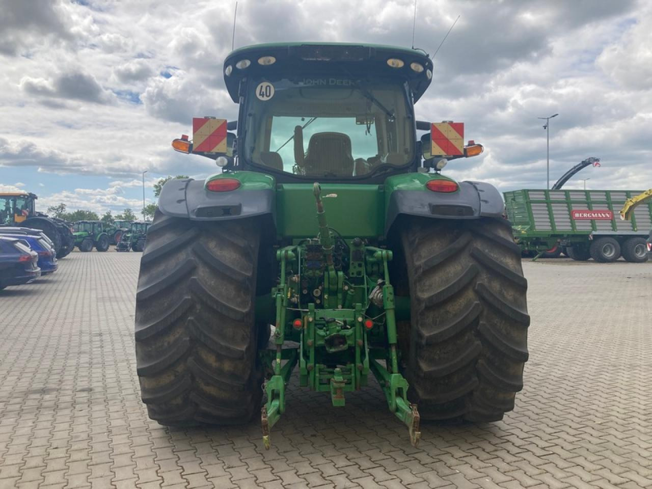 John Deere 8320 R AUTOPOWER - Traktors: foto 3 John Deere 8320 R AUTOPOWER - Traktors: foto 3
