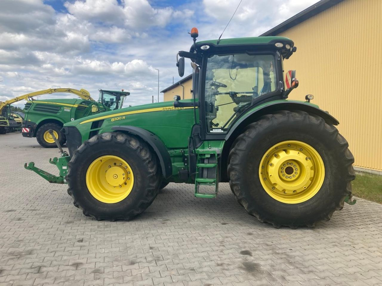 John Deere 8320 R AUTOPOWER - Traktors: foto 2 John Deere 8320 R AUTOPOWER - Traktors: foto 2