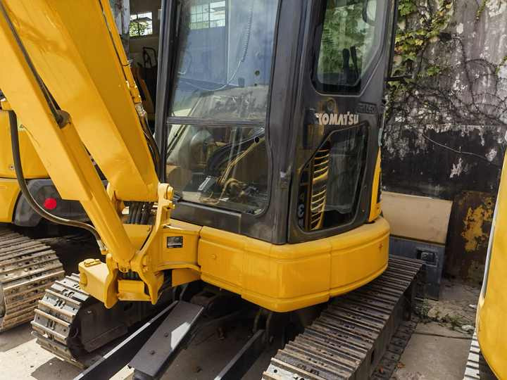 Good condition used excavator Komatsu PC35, Komatsu PC35MR-3 excavator with dozer, mini escavadora Komatsu - Kāpurķēžu ekskavators: foto 5 Good condition used excavator Komatsu PC35, Komatsu PC35MR-3 excavator with dozer, mini escavadora Komatsu - Kāpurķēžu ekskavators: foto 5