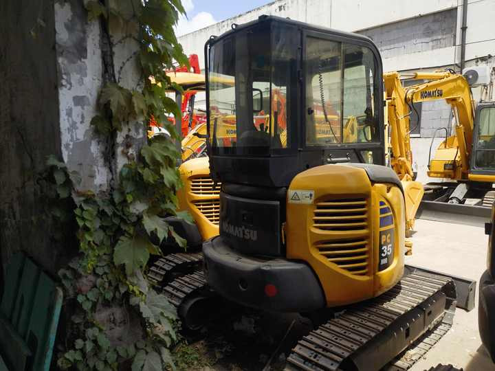 Good condition used excavator Komatsu PC35, Komatsu PC35MR-3 excavator with dozer, mini escavadora Komatsu - Kāpurķēžu ekskavators: foto 4 Good condition used excavator Komatsu PC35, Komatsu PC35MR-3 excavator with dozer, mini escavadora Komatsu - Kāpurķēžu ekskavators: foto 4