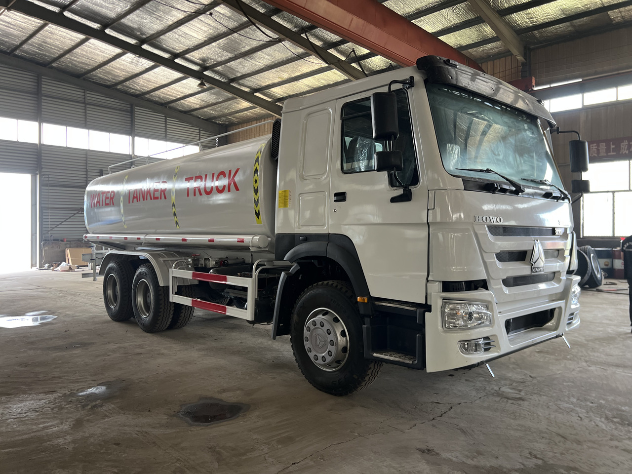HOWO HOWO water tanker truck - Autocisterna: foto 1 HOWO HOWO water tanker truck - Autocisterna: foto 1