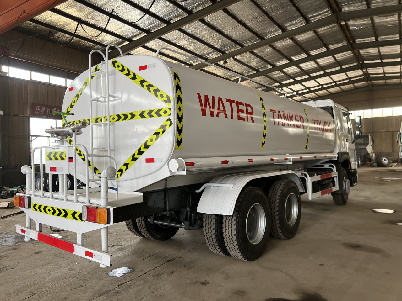 HOWO used water tank truck - Autocisterna: foto 3 HOWO used water tank truck - Autocisterna: foto 3