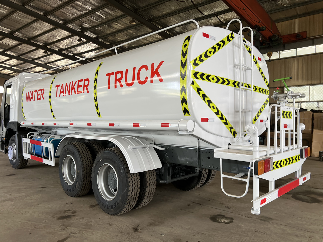 HOWO used water tank truck - Autocisterna: foto 2 HOWO used water tank truck - Autocisterna: foto 2
