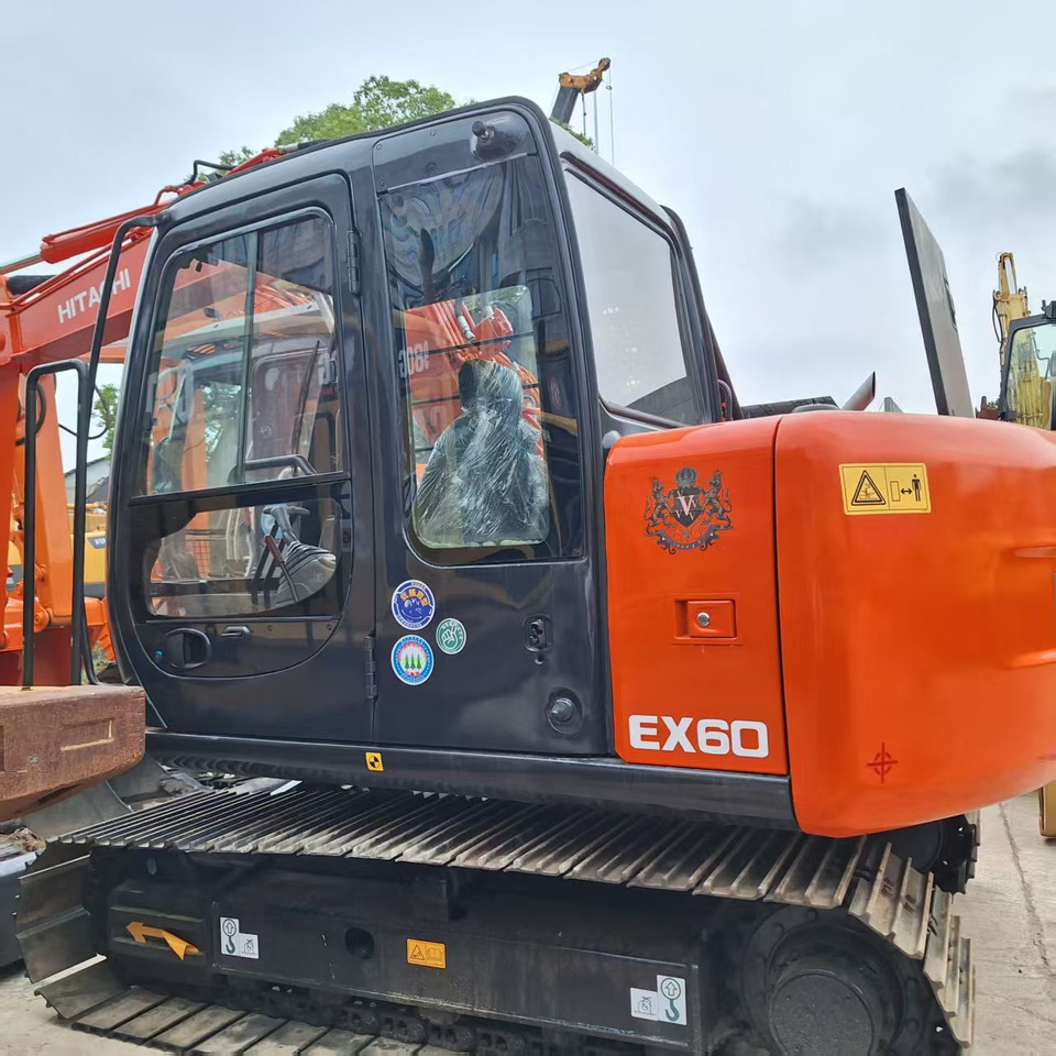Hitachi EX60 Excavator - Kāpurķēžu ekskavators: foto 1 Hitachi EX60 Excavator - Kāpurķēžu ekskavators: foto 1
