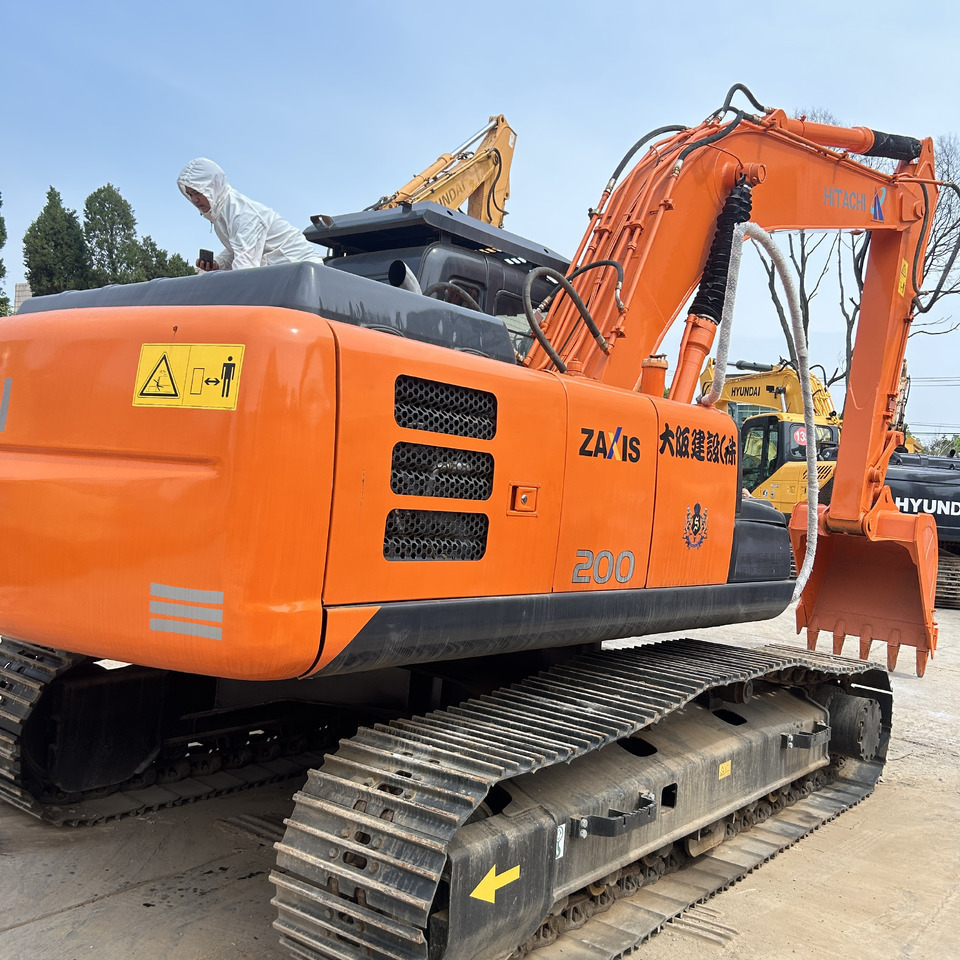 Hitachi ZX200 Excavator - Kāpurķēžu ekskavators: foto 1 Hitachi ZX200 Excavator - Kāpurķēžu ekskavators: foto 1