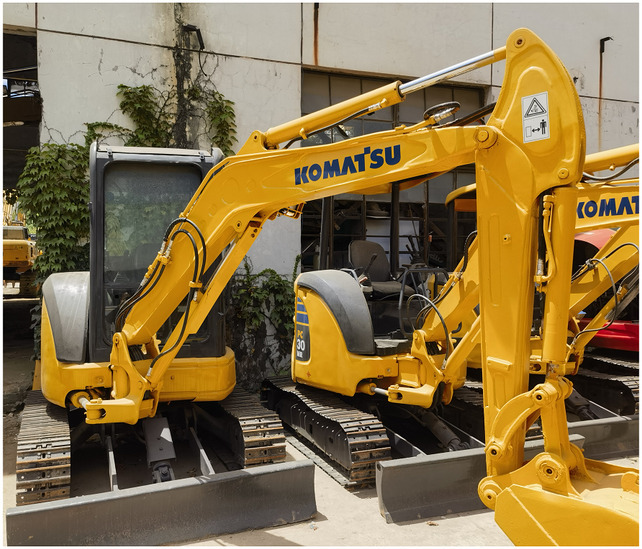 Komatsu PC35MR-3 excavator - Kāpurķēžu ekskavators: foto 3 Komatsu PC35MR-3 excavator - Kāpurķēžu ekskavators: foto 3