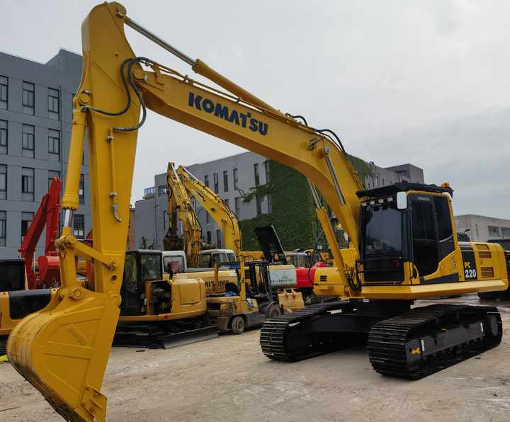 Used Original Japanese KOMATSU PC220-8 used excavator for sale in shanghai yard - Kāpurķēžu ekskavators: foto 2 Used Original Japanese KOMATSU PC220-8 used excavator for sale in shanghai yard - Kāpurķēžu ekskavators: foto 2