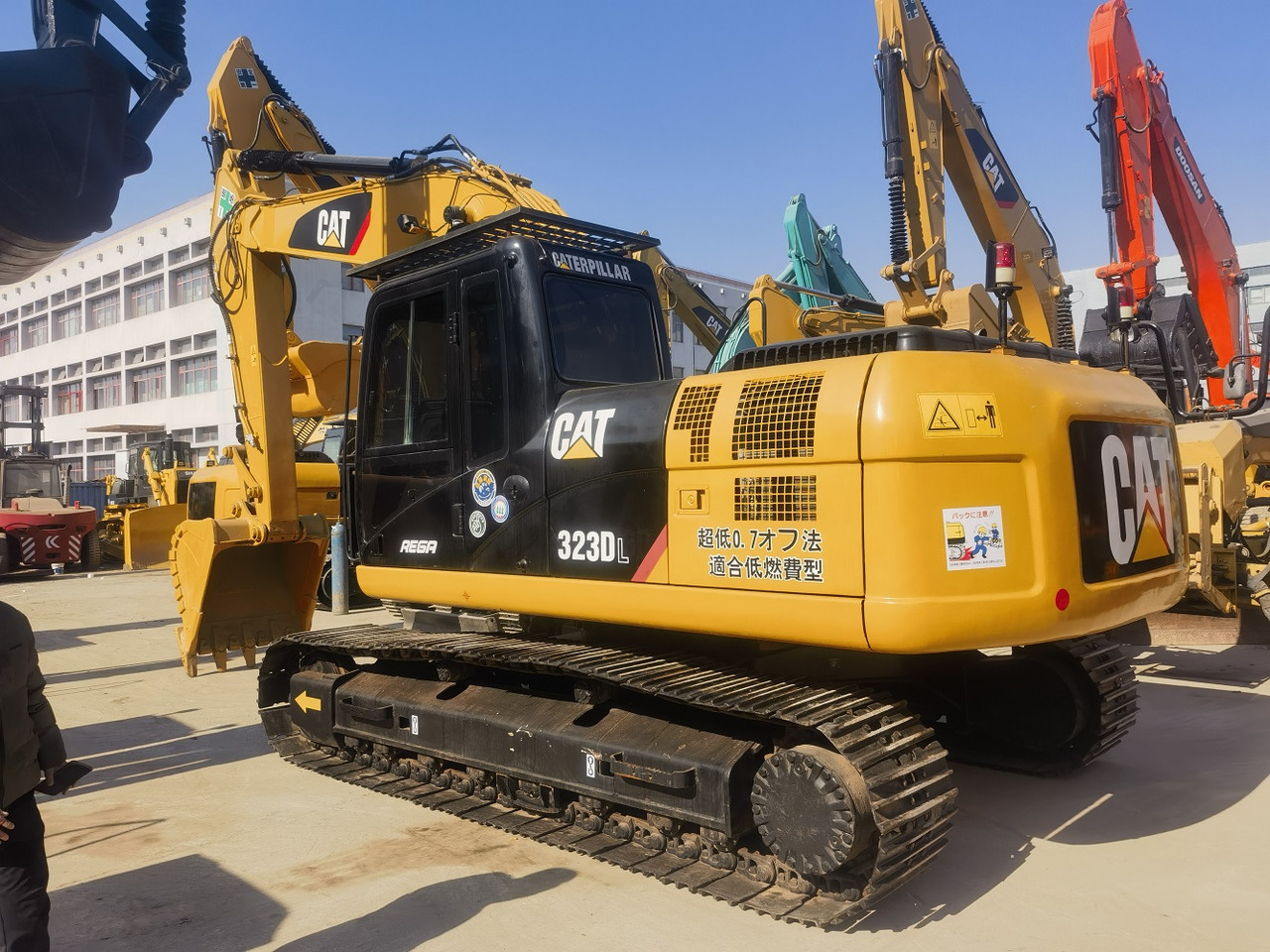 Cat 323d excavators - Ekskavators: foto 1 Cat 323d excavators - Ekskavators: foto 1