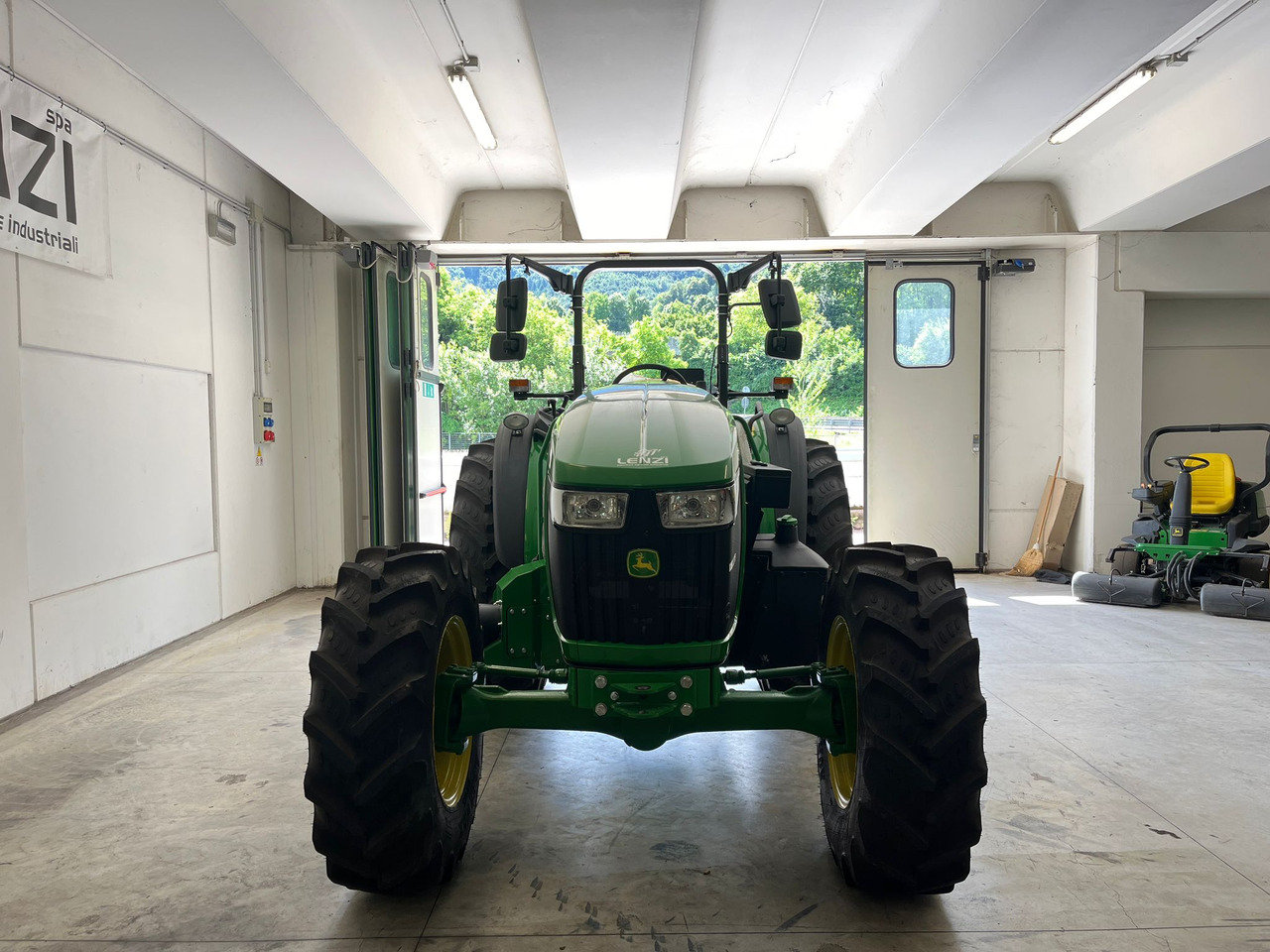 JOHN DEERE 5100 M - Traktors: foto 3 JOHN DEERE 5100 M - Traktors: foto 3