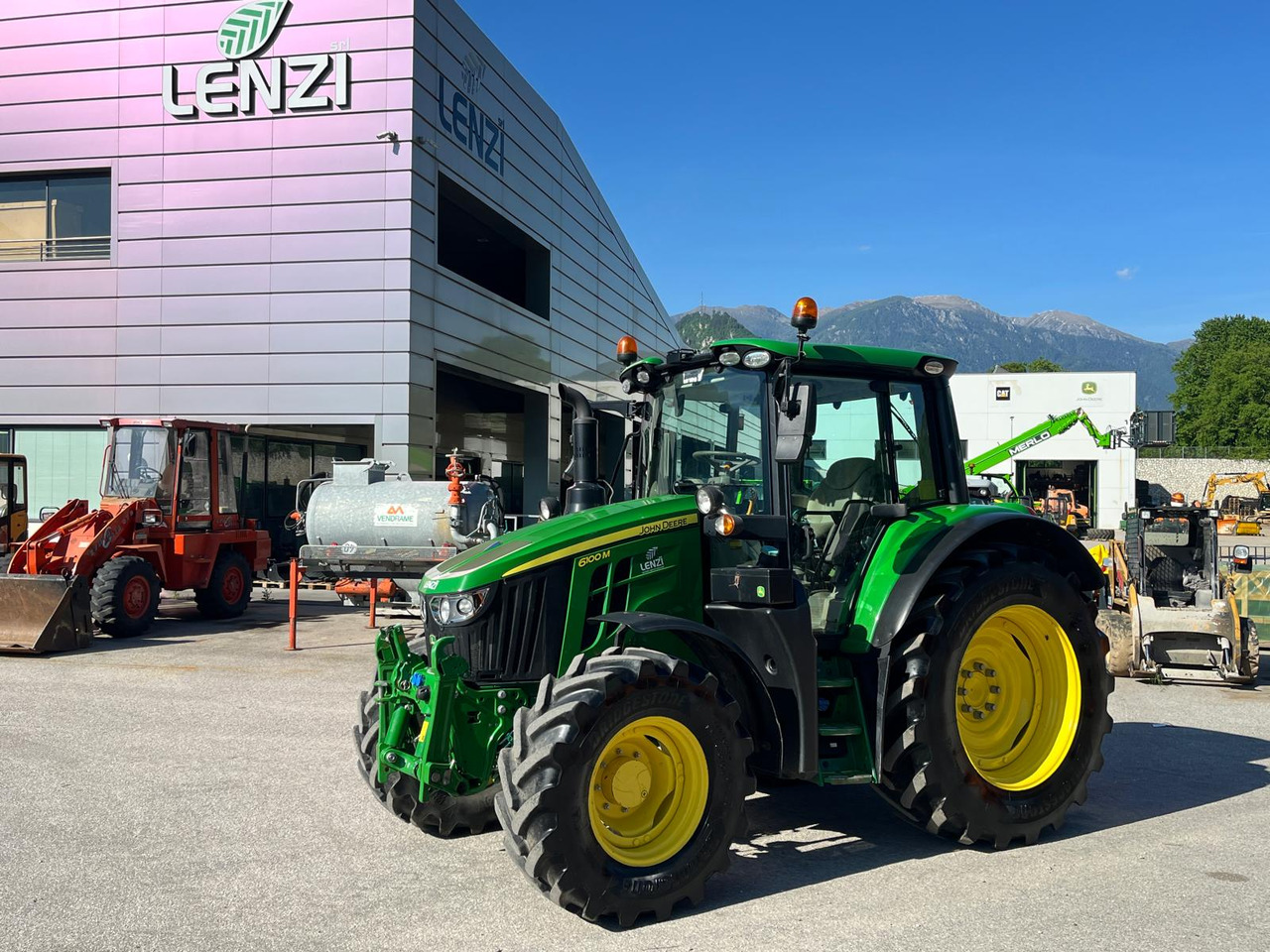 JOHN DEERE 6100M - Traktors: foto 1 JOHN DEERE 6100M - Traktors: foto 1