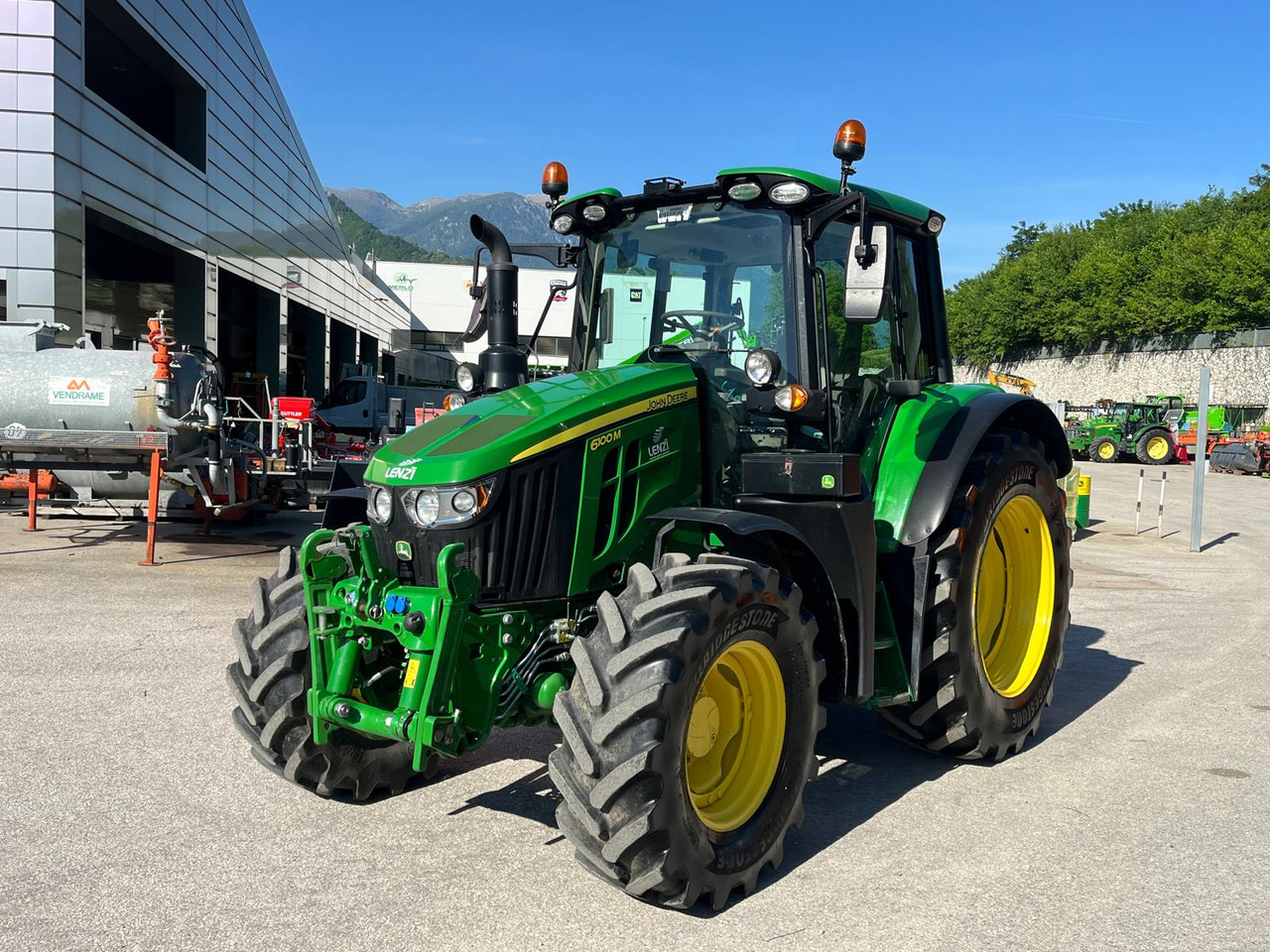 JOHN DEERE 6100M - Traktors: foto 2 JOHN DEERE 6100M - Traktors: foto 2