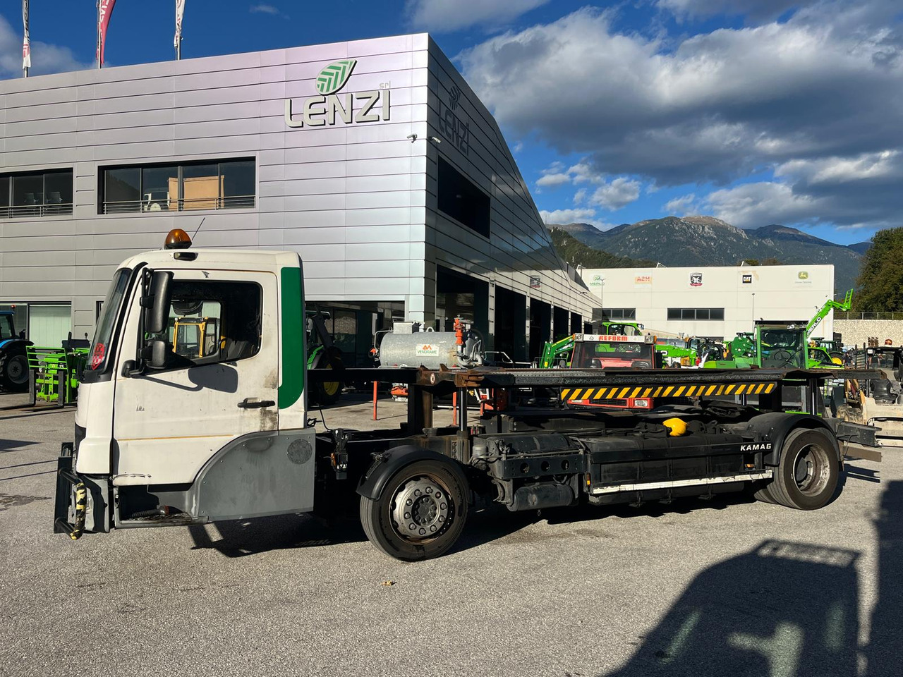 MERCEDES-BENZ KAMAG - Konteineru vedējs/ Kravas automašīna ar noņemamā virsbūve: foto 2 MERCEDES-BENZ KAMAG - Konteineru vedējs/ Kravas automašīna ar noņemamā virsbūve: foto 2