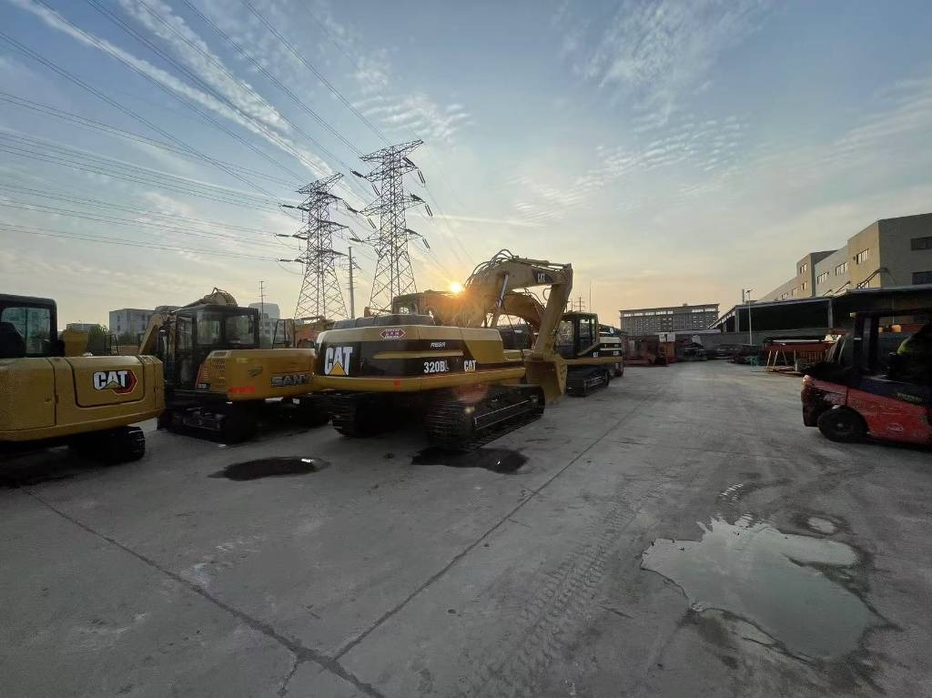 CAT 320 B - Kāpurķēžu ekskavators: foto 1 CAT 320 B - Kāpurķēžu ekskavators: foto 1