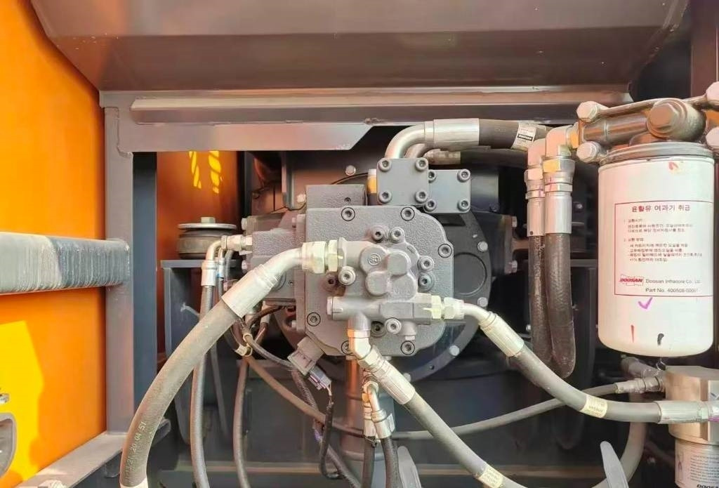 Doosan DX 220 - Kāpurķēžu ekskavators: foto 3 Doosan DX 220 - Kāpurķēžu ekskavators: foto 3