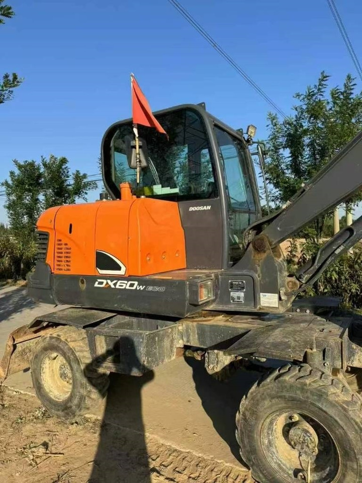 Doosan DX60W - Riteņu ekskavators: foto 5 Doosan DX60W - Riteņu ekskavators: foto 5