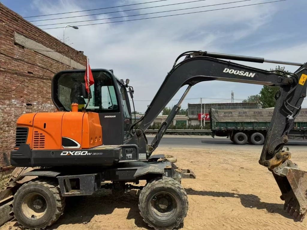 Doosan DX60W - Riteņu ekskavators: foto 3 Doosan DX60W - Riteņu ekskavators: foto 3