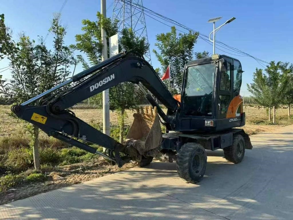 Doosan DX60W - Riteņu ekskavators: foto 4 Doosan DX60W - Riteņu ekskavators: foto 4