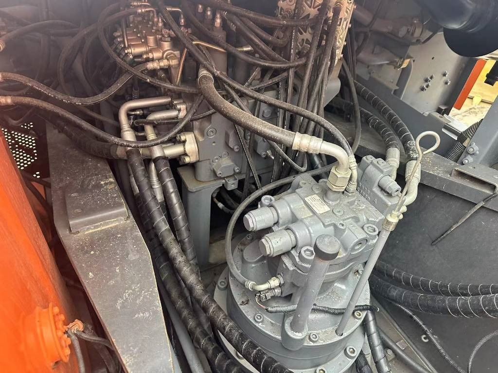 Kāpurķēžu ekskavators Hitachi ZX 240: foto 11