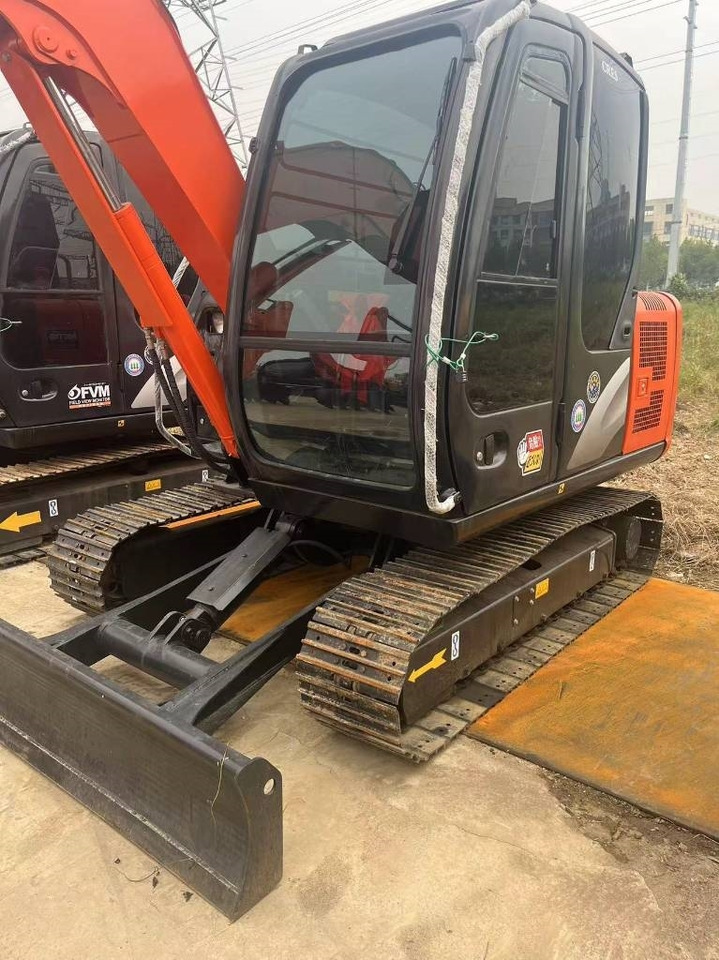 Hitachi zaxis60 - Kāpurķēžu ekskavators: foto 1 Hitachi zaxis60 - Kāpurķēžu ekskavators: foto 1