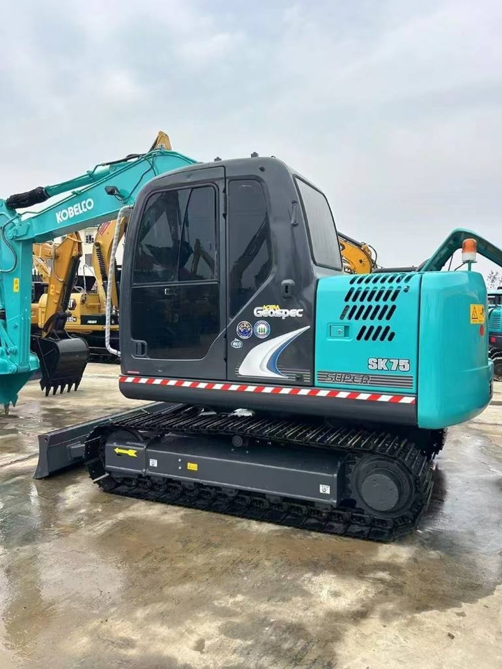 Kobelco SK 75 - Kāpurķēžu ekskavators: foto 1 Kobelco SK 75 - Kāpurķēžu ekskavators: foto 1
