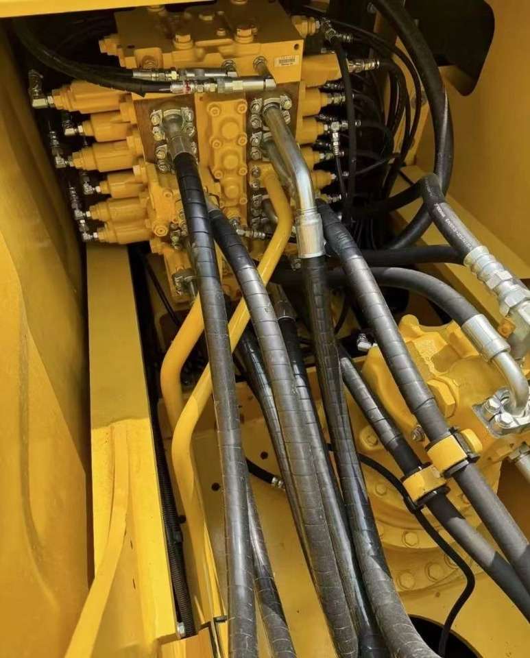 Kāpurķēžu ekskavators Komatsu PC 200-8: foto 8