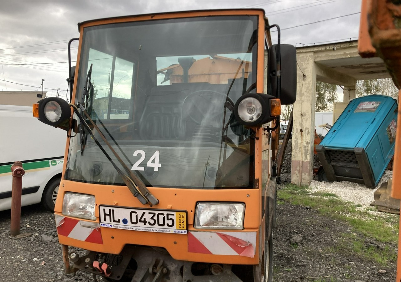 Inna Inny Hansa 4X4 pług posypywarka wywrotka - Sniega novākšanas tehnika: foto 4 Inna Inny Hansa 4X4 pług posypywarka wywrotka - Sniega novākšanas tehnika: foto 4