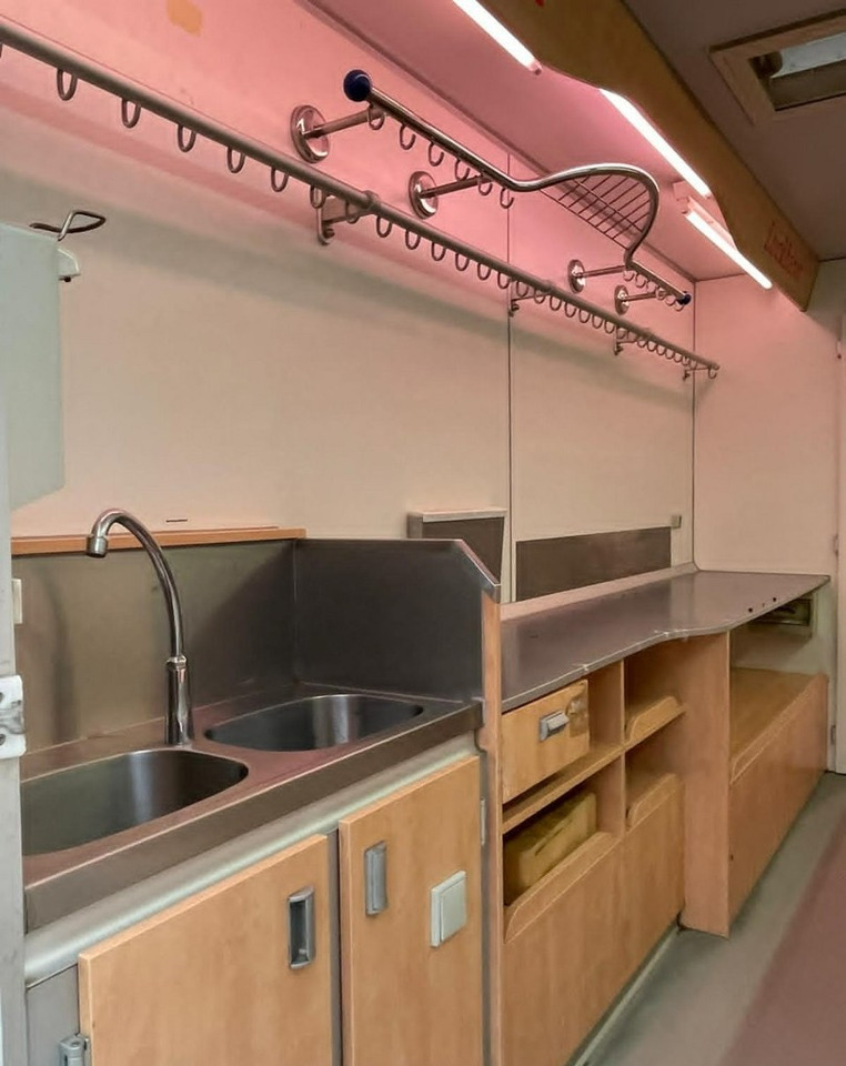 Tirdzniecības kravas automašīna Renault Master Autosklep Wędli Gastronomiczny food truck foodtruck sklep W-zasiBORC: foto 9 Tirdzniecības kravas automašīna Renault Master Autosklep Wędli Gastronomiczny food truck foodtruck sklep W-zasiBORC: foto 9