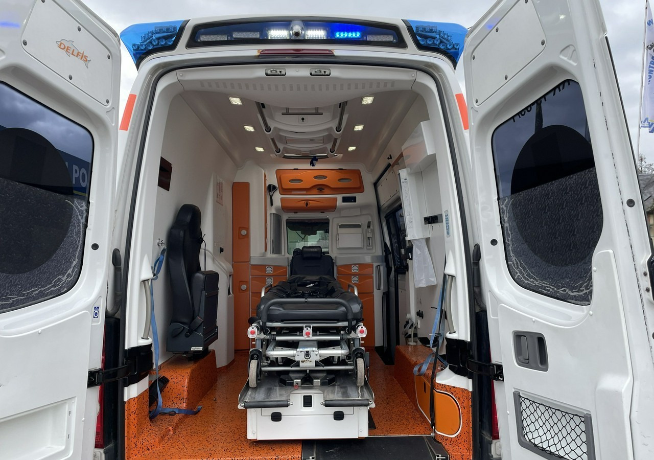 Volkswagen Crafter Crafter 2.0-163KM Karetka Ambulans Wyposażony Model 2016 - Ātrās palīdzības mašīna: foto 2 Volkswagen Crafter Crafter 2.0-163KM Karetka Ambulans Wyposażony Model 2016 - Ātrās palīdzības mašīna: foto 2