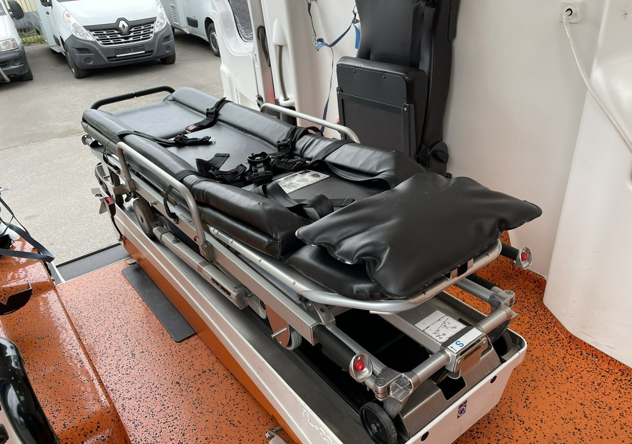 Volkswagen Crafter Crafter 2.0-163KM Karetka Ambulans Wyposażony Model 2016 - Ātrās palīdzības mašīna: foto 3 Volkswagen Crafter Crafter 2.0-163KM Karetka Ambulans Wyposażony Model 2016 - Ātrās palīdzības mašīna: foto 3