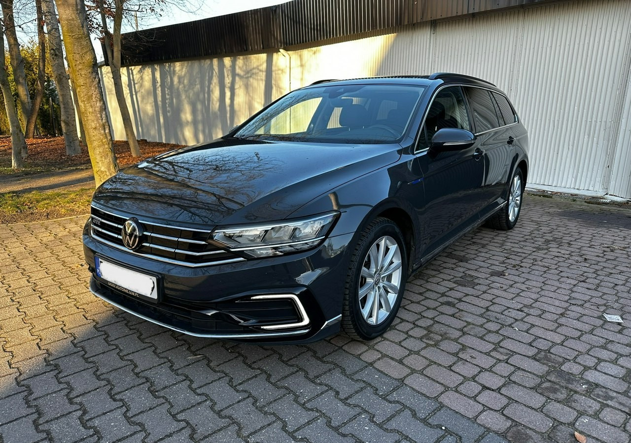 Volkswagen Passat B8 GTE 1.4TSI 218KM Hybryda Plug-in zasięg 50km Panorama*Navi*Skóra*FV2 - Vieglā automašīna: foto 1 Volkswagen Passat B8 GTE 1.4TSI 218KM Hybryda Plug-in zasięg 50km Panorama*Navi*Skóra*FV2 - Vieglā automašīna: foto 1